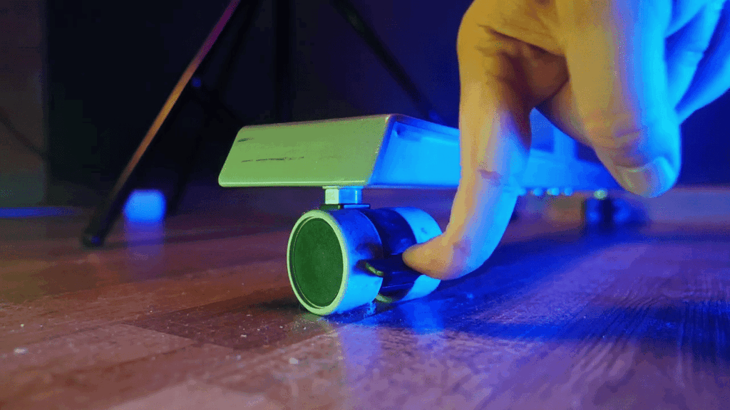 Fékezhető kerékkel a mozgathatóság miatt